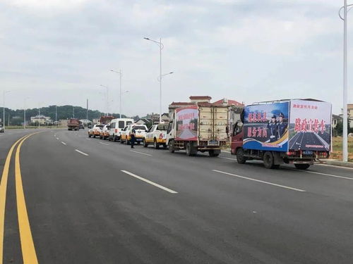 路警联合出击 最近几天,湘潭多台货运车辆被查
